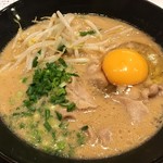 ガスト - 「徳島ラーメン」玉子投入。