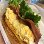 FRECHNESS BUGER Mukogaoka Yuen Ten - モーニングのタマゴベーコンドッグ(ドリンク付/390円)でブレンドコーヒーSのホット♪
                        タマゴベーコンドッグはタマゴたっぷりにベーコンとレタスで案外美味しい☆彡
                        ブレンドコーヒーSもそこそこ量あるね♪