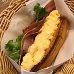 FRECHNESS BUGER Mukogaoka Yuen Ten - モーニングのタマゴベーコンドッグ(ドリンク付/390円)でブレンドコーヒーSのホット♪
                        タマゴベーコンドッグはタマゴたっぷりにベーコンとレタスで案外美味しい☆彡
                        時間までゆっくり出来たよ(^^♪