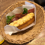 FRECHNESS BUGER Mukogaoka Yuen Ten - モーニングのタマゴベーコンドッグ(ドリンク付/390円)でブレンドコーヒーSのホット♪
                        タマゴベーコンドッグはタマゴたっぷりにベーコンとレタスで案外美味しい☆彡
                        ブレンドコーヒーSもそこそこ量もある。