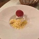 Hotel Monterosa - りんごのコンポートとマンゴーアイス、ラズベリーのマカロン
                      