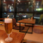 Yozora Dining Asakusa - 生ビール（プレモル600円）ソファ席から小上がり席を見たところ。