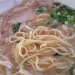 Ramen no Yokozuna Shozan - 麺はこんな感じです。写真では分かりづらいかもしれませんが、黄色っぽい色をしています。