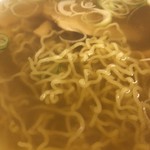 大門 - 細縮れ麺で、あっさりした、煮干し香るラーメンです。
写真はちょっと濃い目に写ってますが、もっと澄んだスープです。