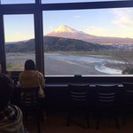 Michi no Eki Fujikawa Rakuza - まるで切り取って、額縁に入れたみたいな富士山。
                      いやはや、お見事…