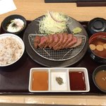 Gyukatsu Kyoto Katsugyu Gion Yasaka Ten - ●国産黒毛牛カツ京玉膳130g ¥1980税別
      ・黒毛牛カツ
      ・ご飯
      ・赤だし
      ・和風カレーつけ汁
      ・三種タレ
      ・京玉
      計¥2138税込