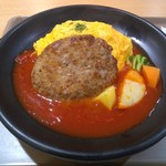 Jurokkoku Mai Omurice & Doria Senmon Ten Omurice Tei Yamaguchi Yume Taun Yamaguchi Ten - 牛肉100％のハンバーグおむらいす780円(税抜き)・トマトソースを選びました。甘さが気になったので、タバスコを少し多めに掛け粉チーズも掛けて頂きました。想像してたよりもアチアチで、美味しかった♪