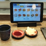 Hako Maru Zushi Showa Ten - カウンター、タブレットとお茶と醤油とガリと