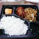 Korean Spoon Hon Ten - ★ランチ弁当 600円 しょうが焼きと一緒に肉団子かと思ったら唐揚げにカレーソースかけたものが入ってた！コレが以上に不味い！コチュジャンかけただけの豆腐も美味しくない