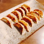 ぎょうざ 宝舞 - 生餃子を焼きました