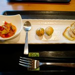 Sozai Bar Cuckoo - ランチ前菜(カポナータ、ピザ生地に青海苔を入れて揚げたもの)、豚肉のリエット