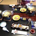 熱川館 - 夕飯。左上のアワビは動いていた