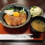 Machiya Cafe & Kakuuchi Sakaba Masudaya Naruse Ten - まぐろユッケ丼スープサラダ＆ドリンクセット