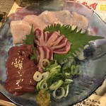 鶏料理と鍋のお店  駆け出し - ☆鶏刺し三種(コース外) 間違い無いビジュアル♪焼酎すすむクン♪