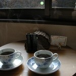 峩々温泉 - （朝食）あとのコーヒーはロビーラウンジで。暖房なくて寒かった。