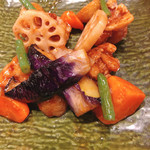 大戸屋 - 鶏と野菜の黒酢あん定食のおかずにズームイン