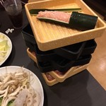 Shabu Yo Shiga Kurito Ten - つくねやお肉は席まで運んでくれます。