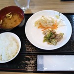 蕨のお昼処 たらふく亭 - ご飯と味噌汁、副菜(2019年5月10日撮影)