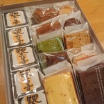 白栄堂 - いろいろ詰め合わせ2650円 観音寺饅頭は二段になってます。