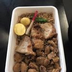 鳥藤 - とり弁当。（800円）