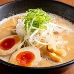 魔界ラーメン 月光 - 煮卵入りブタカツオラーメン