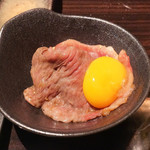 YAKINIKU FIFTY-FIVE TOKYO - タレ焼きに下にはご飯、上にはたまご