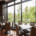 Restaurant La Veranda Apa Hoteru Hiroshima Ekimae Ohashi - 大きな窓から差し込む開放的な席