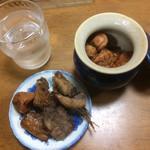 たばら食堂 - 卓上の梅干しとアラ煮