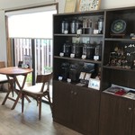 Cafe de shuu - 雑貨も置かれています、左の２人掛けテーブル席は、前回使った席です（２０１９．６．３）