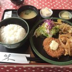 Saint - 本日のランチ＝６８０円
                      （豚生姜焼とコロッケ）