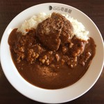 CoCo壱番屋 - キャーーー！！！ハンバーグカレー400g 10辛！
            
            おや！やっぱりノーマルのポークカレーとは明らかに色目が違うね。
            
            10辛とはどんな味ナリか？？？
            
            
            
            いざ！！！
            
            
            
            
            