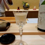 すし うえだ - 冷酒は美しいグラスでいただきました