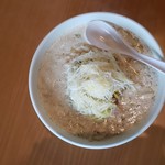 半畳 - 白い面白いラーメン(800円)です。