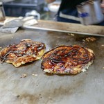 お好み焼 青森 - 料理写真:目の前の鉄板で焼きます。