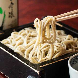 毎日製粉する手打ち蕎麦。3種の味わいが愉しめる「三色もり」も