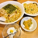 Mika Shun - ラーメン＋半炒飯セット　580円