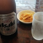 Houraku En - 瓶ビール中瓶500円税込。お通しは太い切干大根。