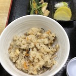 Soba Samon - おひるの蕎麦定食のかやくご飯、香物、一品