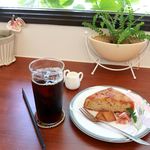 CAFE Moko - 20190805りんごのタタン風ケーキ＆スペシャルティアイスコーヒー・別アングル