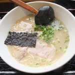 山んラーメン - 豚骨ラーメン　５３０円　（２０１２年１月現在）