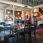 SIDE PROJECT CAFE - 【店内の雰囲気①】
                        天井が高く開放感があります。
                        席はゆったりスペースでソファも多く寛げますよ。