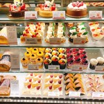 sakurai - ショーケースのケーキ♡
                        デコレーションにロールケーキも