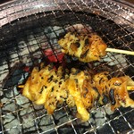 七輪焼酒場天狗 - 皮串  焼きが甘いので自分で焼きました！