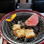 Gensen A5 Kuroge Wagyu × Yakiniku All you can eat Reika Ikebukuro Ten - 肉焼き光景。