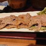 Sumibiyaki Senmon Shokudokoro Shiroganeya Muro Machi Bun Ten - 牛カルビ定食のお肉はこんな感じ