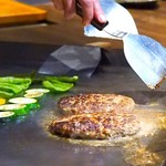 SAI Teppan Tenjinbashi - 黒毛和牛の贅沢ハンバーグ。トッピングにチーズ、目玉焼きがおすすめ！