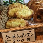 Bäckerei Minden - ザルツのチーズのせです。最高に硬い。歯をいたわりながら食べます。