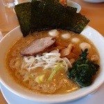 美熊家 - 豚骨醤油ラーメン＋うずら玉子