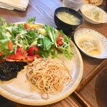 DECCORA - メインメニューを頼むとこちらのアラカルトが食べれる仕組み