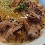 Ramen Futatsu de Jubun desu yo. - 白醤油大盛 800円(税込)の、柔らかいチャーシュー